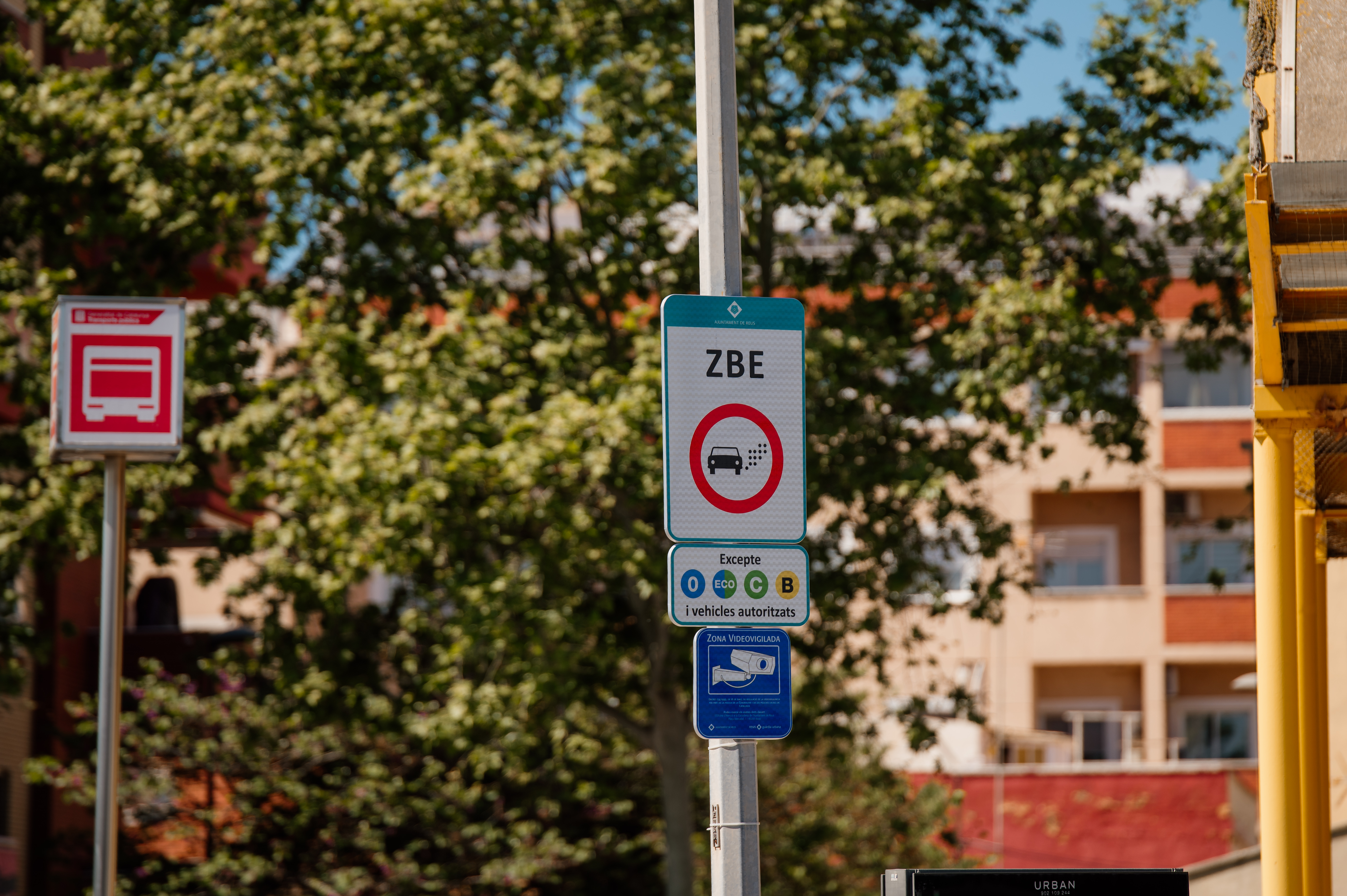 Cartell de ZBE i autobús