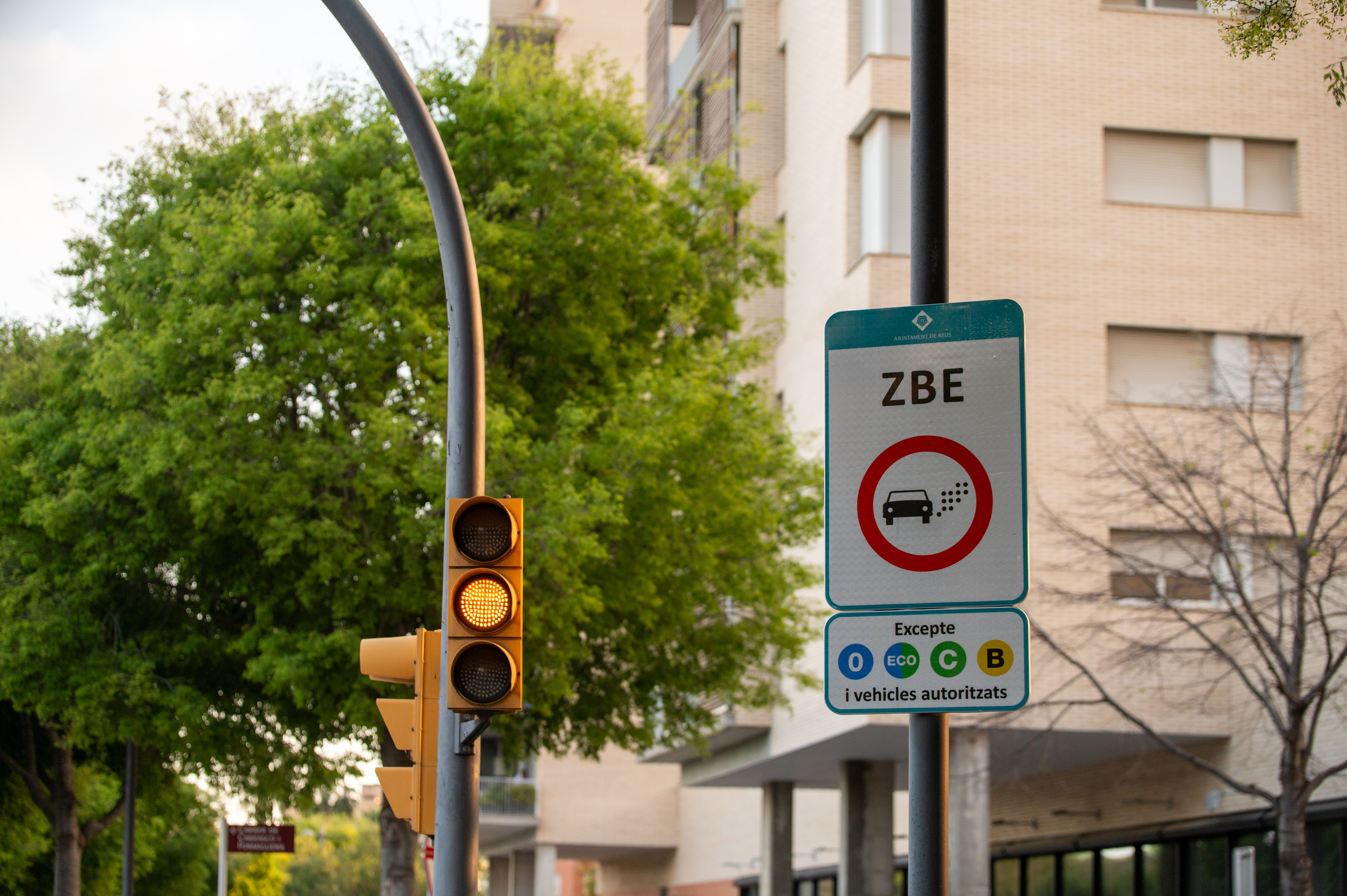 Cartell ZBE i semàfor