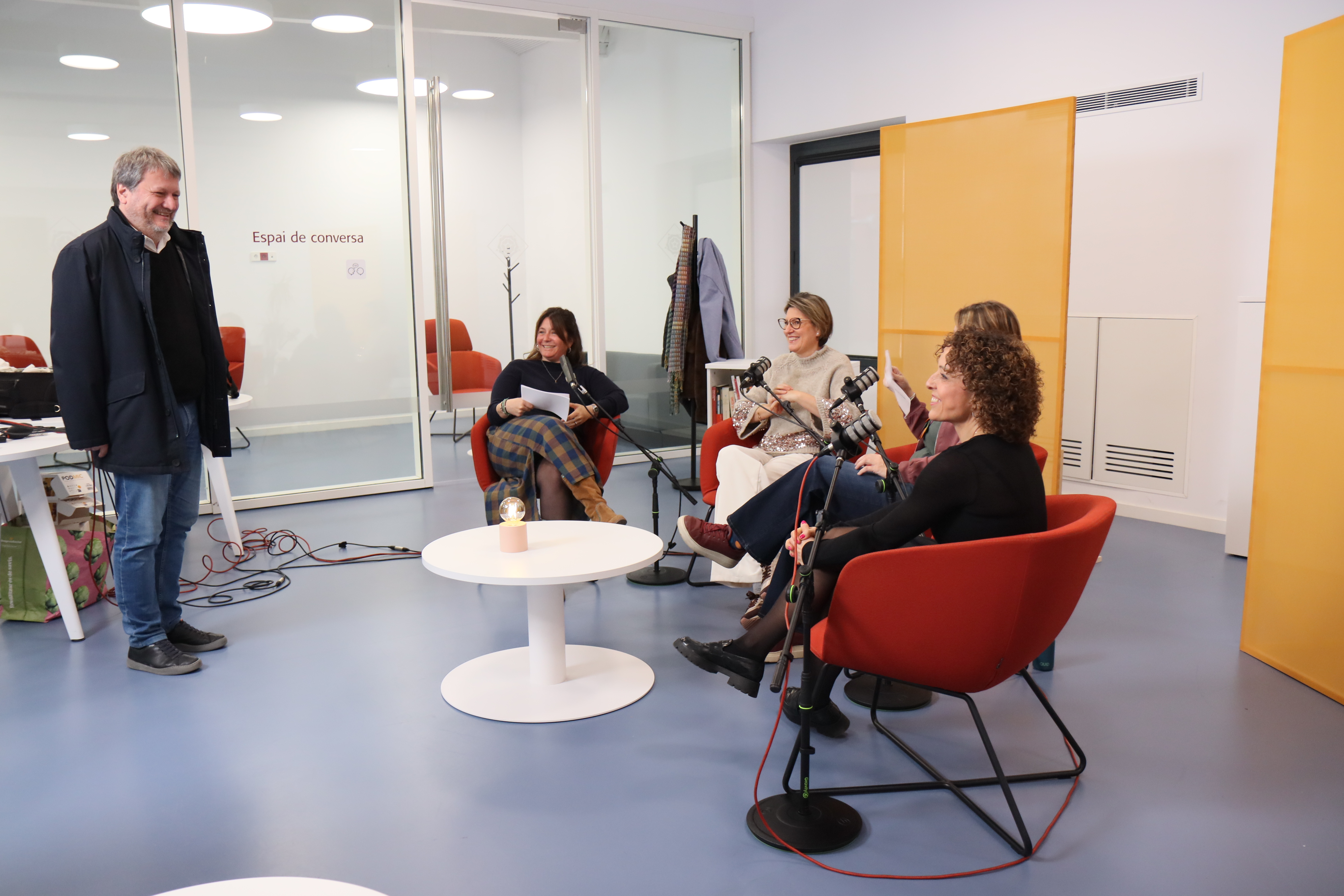 El regidor saludant a les participants abans de la gravació